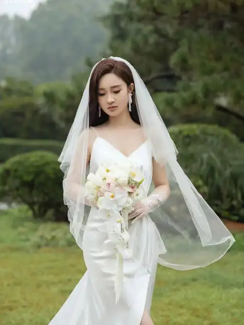 性感尤物00夏日婚礼出门纱选吊带缎面婚纱