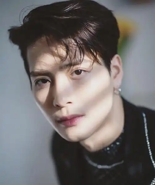 王嘉尔近照公开!黑西装搭高领毛衣,简直硬朗型男