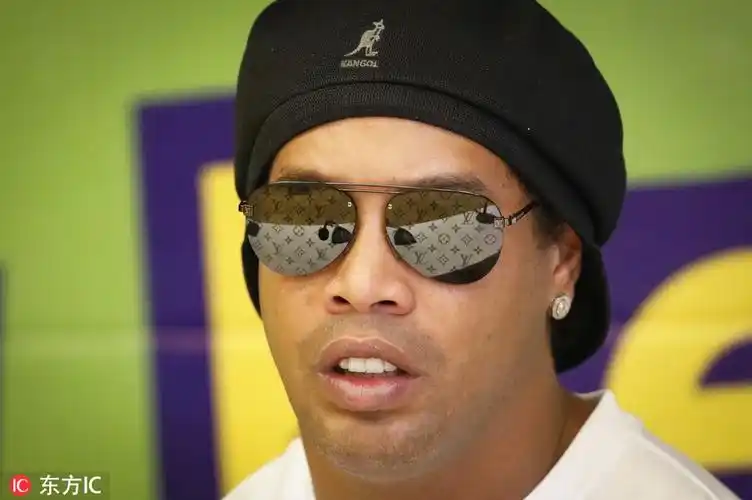 又见小罗 戴酷炫墨镜现身