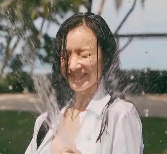 在这之前,倪妮其实还是一位出色的游泳运动员,而且还是国家二级的.