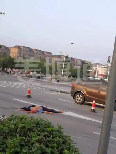 姜堰一电动车与卡车相撞老汉被当场爆头命丧车轮胆小慎入