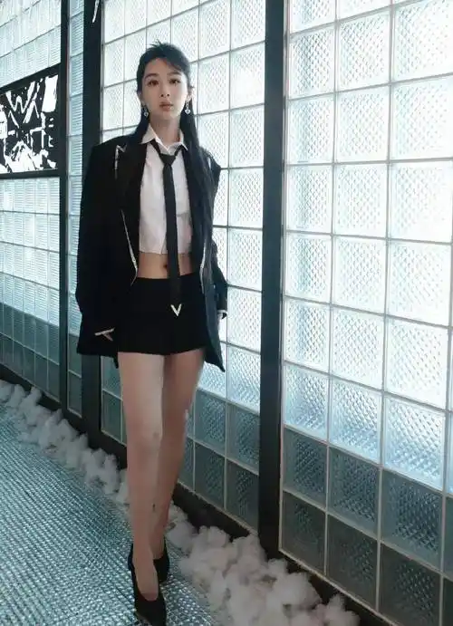 25新鲜事:杨紫,王一博,任嘉伦,成毅,王鹤棣,白敬亭_西装_造型_杨幂