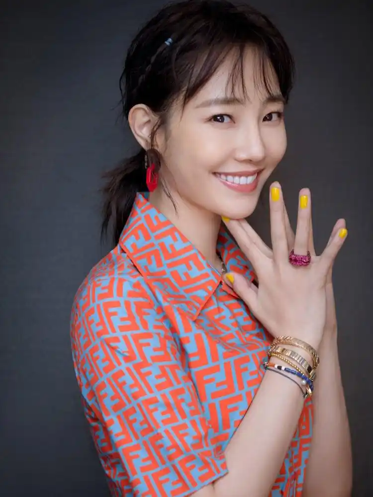 34岁白百何厉害了,穿格子裙现身高级感,这双大长腿"绝了"!