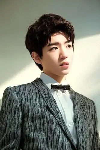 图2,穿着西装把刘海梳起来的王俊凯,阳光洒下来感觉很有贵族公子的