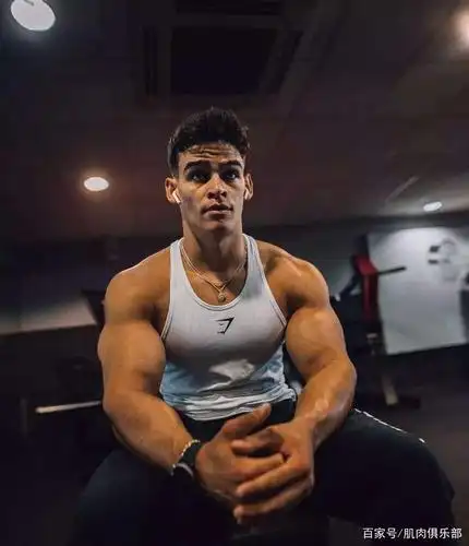 也被人们称为"拥有完美肌肉的"运动员,不仅球场得意,情场也不落后