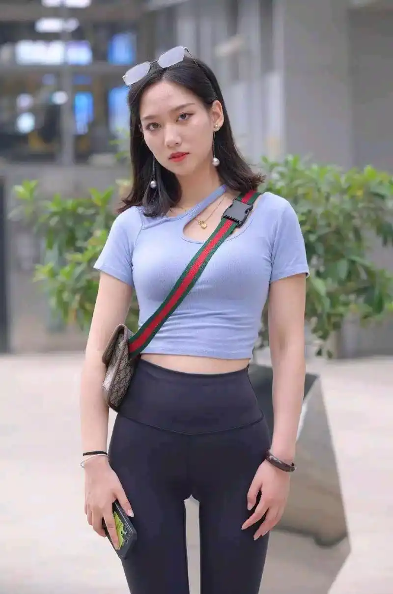 形状都勒出来了,肥硕的女孩,穿瑜伽裤也可以塑形的!