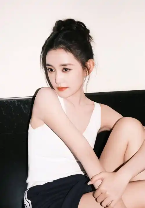 蒋依依白色吊带背心悠闲写真_穿着_照片_阳光和