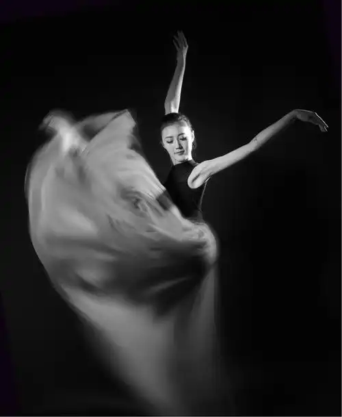 来袭 写美篇二,舞蹈艺术照之棚拍 拍摄背景:黑,白,其他颜色 服装造型