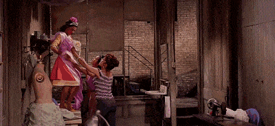 英格丽·褒曼 相信很多人一定对女主床边的这个 美女大头像过目不忘吧