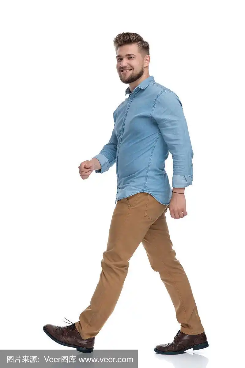一个自信随意的人走路的侧视图