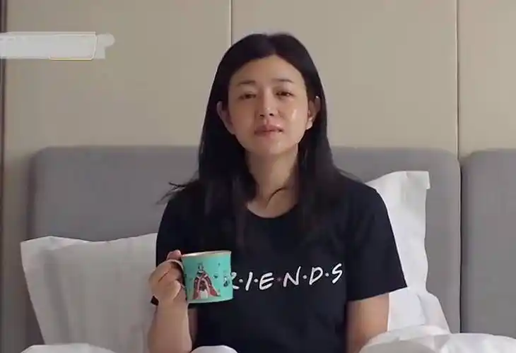 陈妍希的居家素颜照脸上肉嘟嘟很抗老一头浓密发量让人羡慕