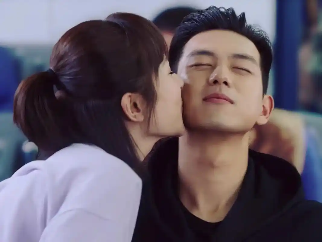 "其实心里美着呢吧"#杨紫李现 #亲爱的热爱的 - 抖音