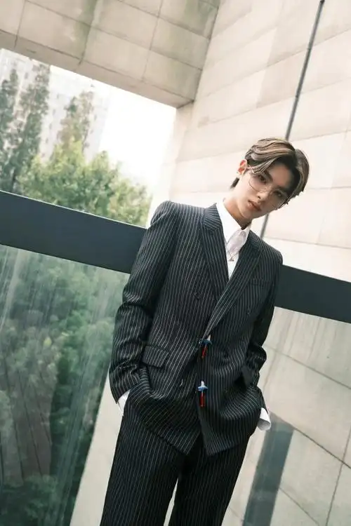 信昊发来黄明昊今日西装大片 做客世冠总决赛评论席,围观热血竞技!