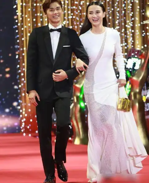 李易峰宋佳晚会牵手出场这豪门姐弟既视感网友剧情都想好了