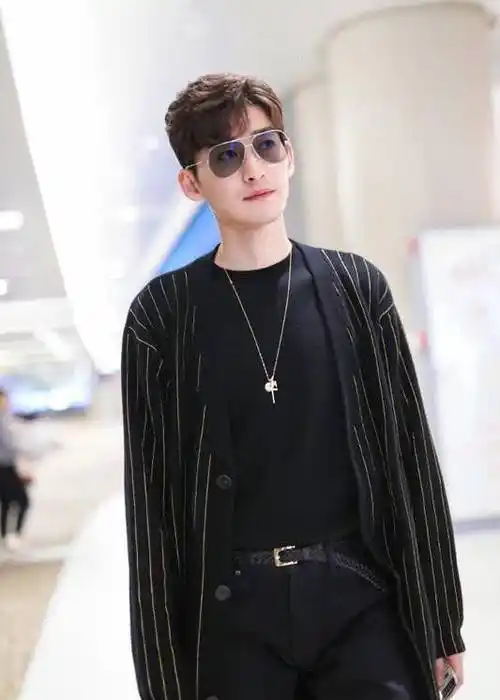 只见张翰还是留着那一款逗号发型,这么有少年感的发型还是挺适合张翰