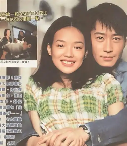 秀恩爱,穿中式婚服和老公摆拍,长发飘飘仍有少女感_冯德伦_感情_婚礼