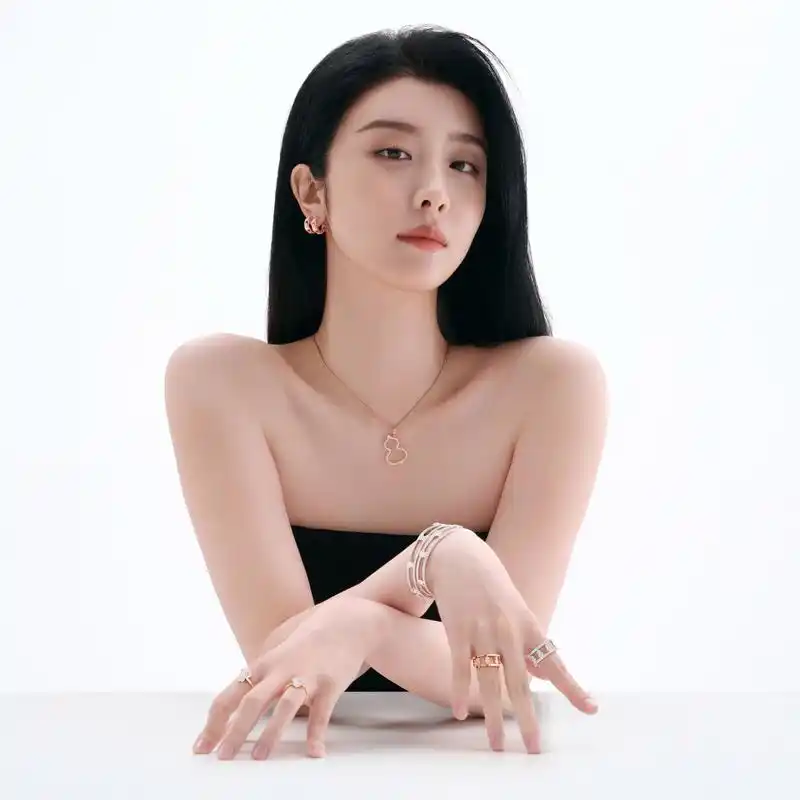 演员赵小棠率性叠戴qeelin wulu系列珠宝,钻石细闪,白金相伴,澄澈翡翠