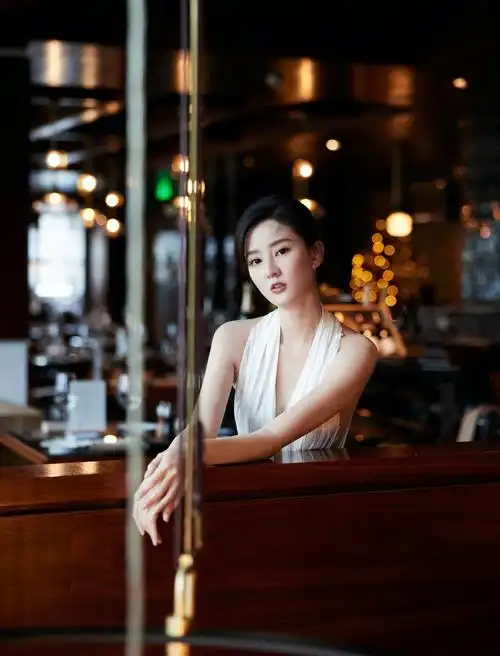 乔欣白色礼裙妩媚性感写真图片[5/5]_明星_美桌网