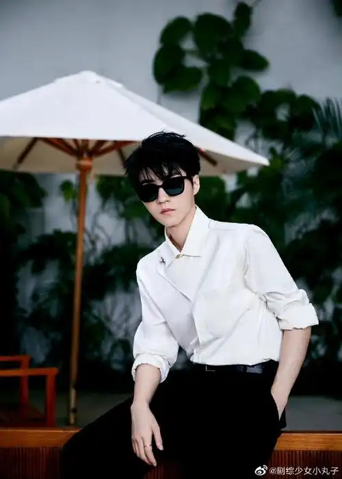 王俊凯白衬衫墨镜造型