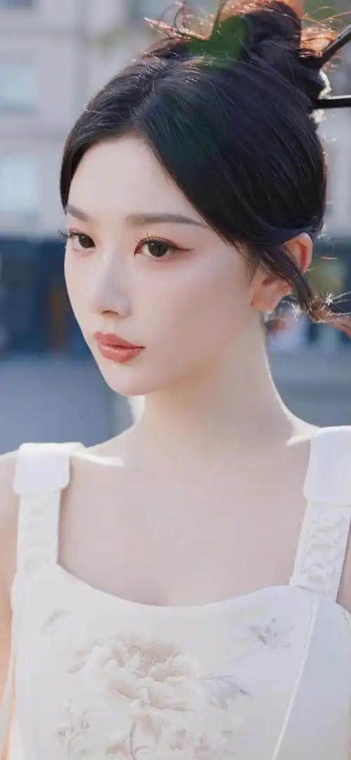 在这组照片中,孔雪儿身着华丽的旗袍,秀出优雅的身姿,展示了中式风格