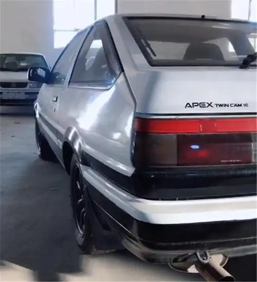 实拍丰田ae86,改碳纤维车盖,马力提50匹,性能仍不及动漫中那台