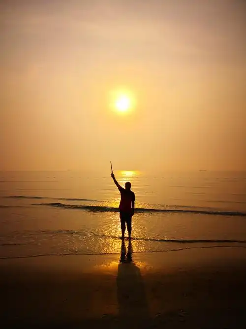 再看秦皇岛的日出,外孙女,也起个大早,观看了日出,拍出了,海边太阳