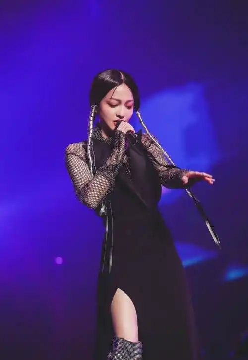 38岁张韶涵仍是少女,黑色改良旗袍配吊带丝袜,跨次元演唱芒种_时尚_的