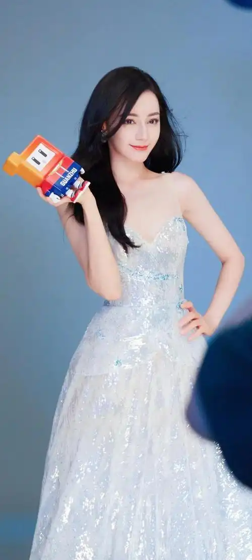 迪丽热巴,这位来自新疆的美丽女子,如同璀璨星辰般闪耀在娱乐圈的广阔