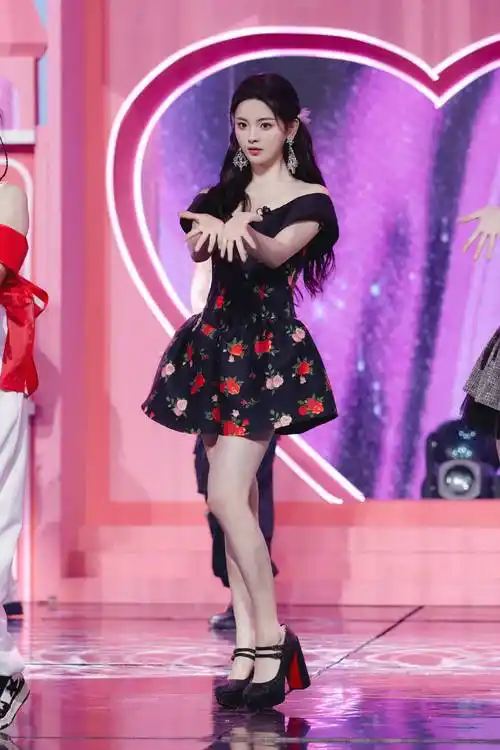 杨超越在综艺节目中跳《极乐净土》的美照,身穿印花抹胸裙,大方秀美腿