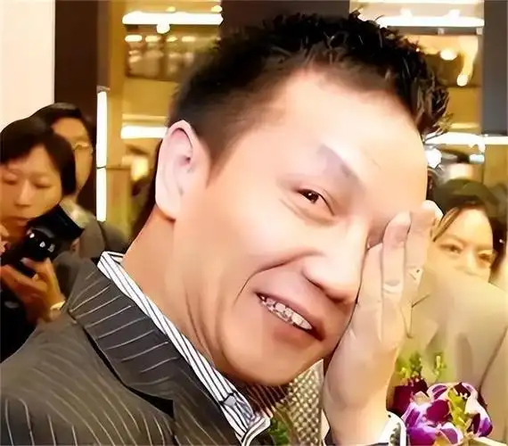 上海前首富周正毅入狱后嫌太热给牢房装空调服刑期间净赚30亿