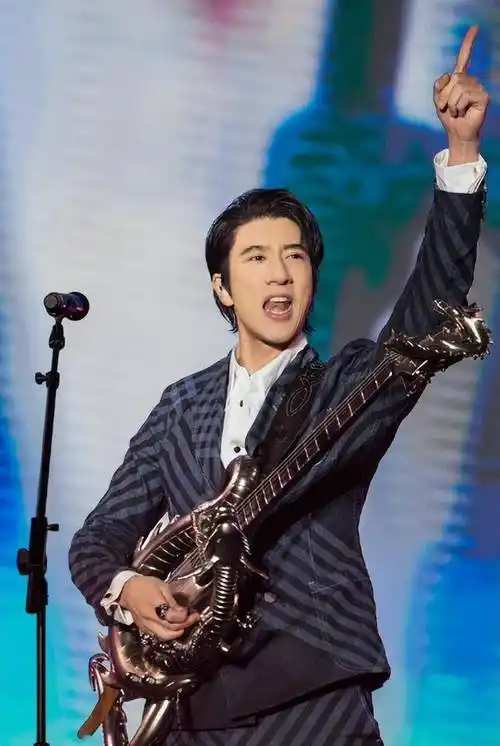 首当其冲的天选之子是王力宏,知名音乐学院伯克利毕业,西能给蜘蛛侠写