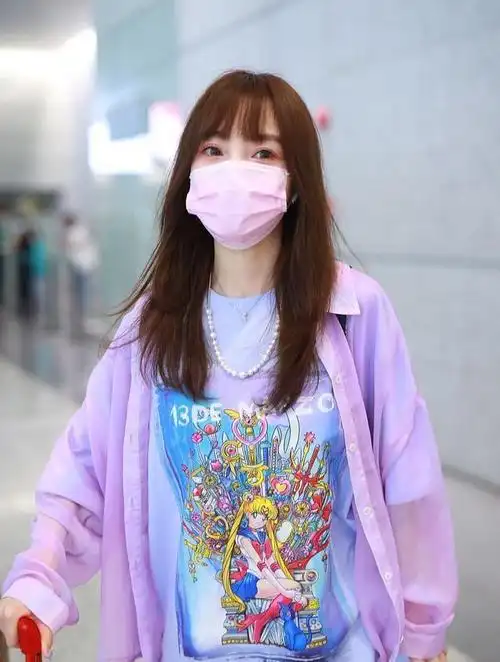 李小璐独自现身机场休闲的打扮显得美丽依旧