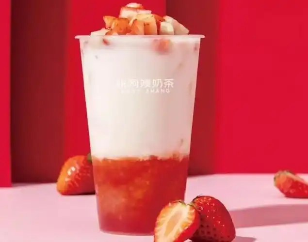 这杯红的底气十足 莓莓酸乳 新鲜草莓与酸奶的健康组合 莓果清甜,酸奶