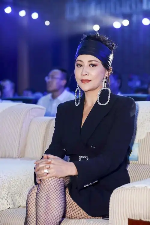 刘嘉玲西装下面直接穿渔网袜53岁的年龄23岁的腿网友就服你