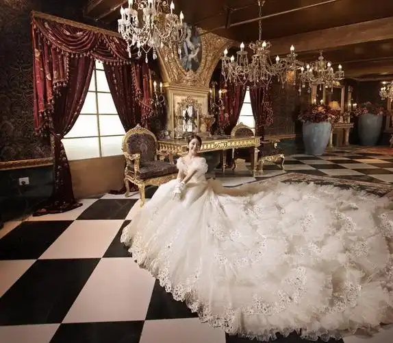 论坛 论坛广告专区   在拍摄欧式宫廷婚纱照时,摄影师还需要借助详尽