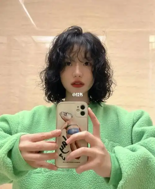 蓬松卷发 中发纹理烫 修容减龄发型方脸羊