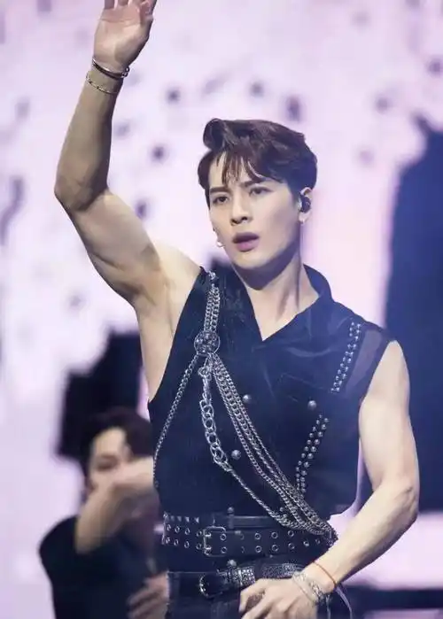 王俊凯的手臂,华晨宇的身材肌,明星肌肉线条大赏,你被谁的身材撩到了?