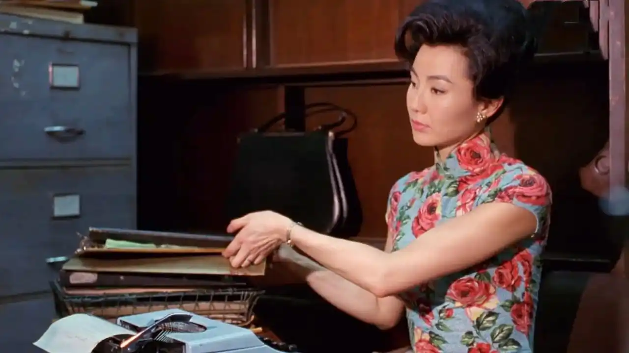 剧组为张曼玉准备了二十多套的旗袍,这些旗袍统一采用的是高领,圆襟和