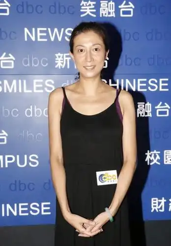 吴绮莉越活越潇洒,吊带裙精致简约,紫色内搭外露反而显高级