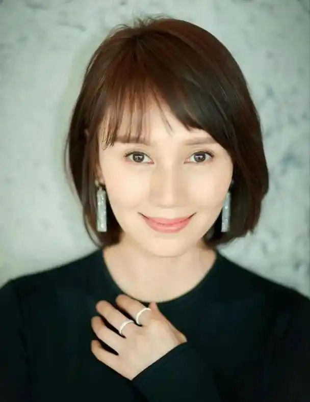 女人上了年纪后,记得远离"4种发型",不仅大妈感十足,还特显老