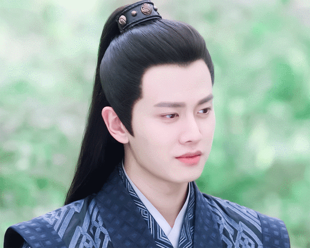 任嘉伦[太阳]我看过一片很美的星空,那时我的脑海里第一时间想起的是