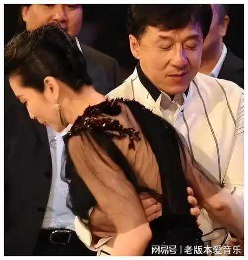 李冰冰作为晚辈,成龙大哥对她可是特别关心的.