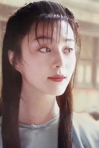 照片中,20岁的范冰冰清纯可人,长发披肩笑容甜美又治愈.