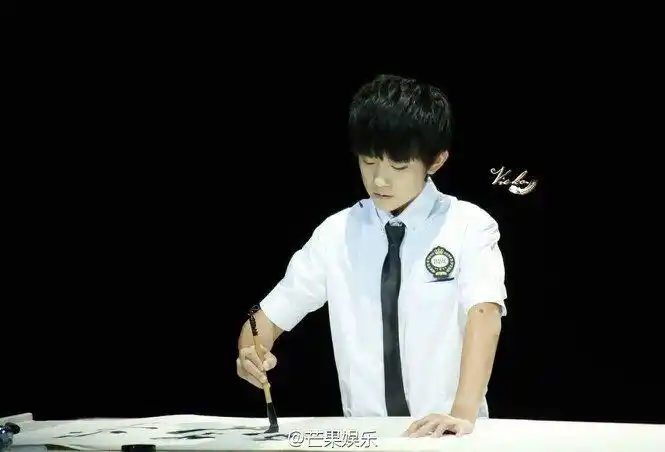 求易烊千玺写字的照片