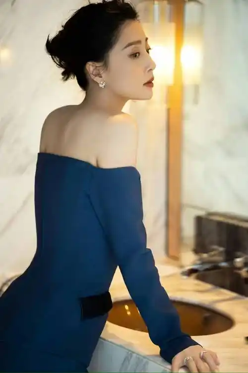 43岁殷桃疑新恋情被曝,和男子亲密出行小腹微凸,近期还晒腹肌_星八卦