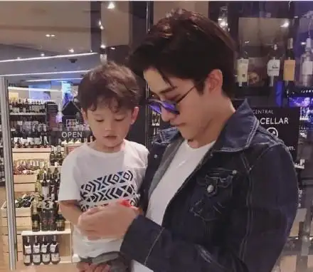 以为mike的儿子很可爱了看到任嘉伦的儿子粉丝直呼好帅气