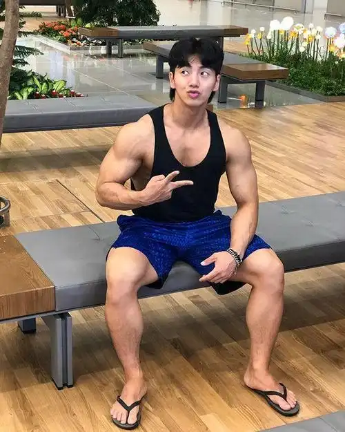 他并不认为健身就一定要练出不可思议的大块头,所以175厘米的他,体重