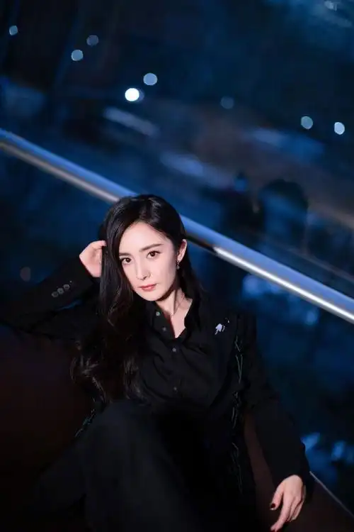 杨幂黑色西服优雅性感写真图片49