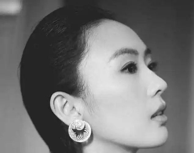 杨幂下半张脸完全崩了瘪嘴严重法令纹深和章子怡同框对比惨烈