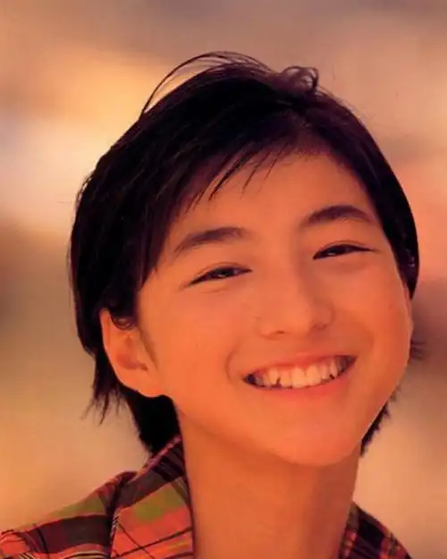 那些有颗小虎牙的明星:王俊凯呆萌 李宇春可爱